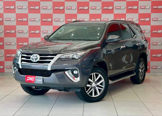 TOYOTA HILUX SW4 2.8 SRX 4X4 7 LUGARES 16V TURBO INTERCOOLER DIESEL 4P AUTOMÁTICO
